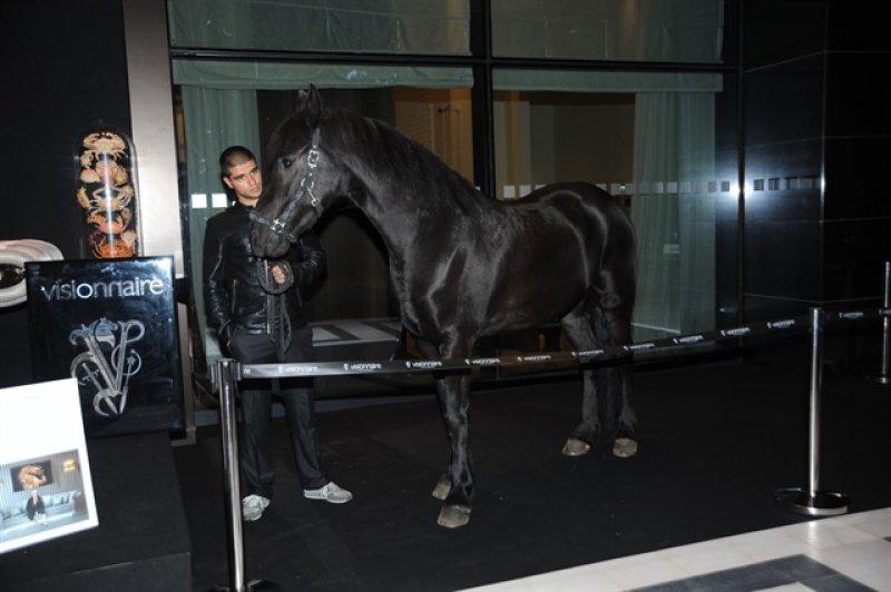Ödül gecesinde Özge Ulusoy göz kamaştırdı 