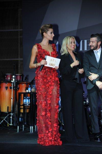 Ödül gecesinde Özge Ulusoy göz kamaştırdı 