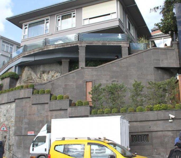 Feryal Gülman: Evimin duvarlarını öpüyorlar