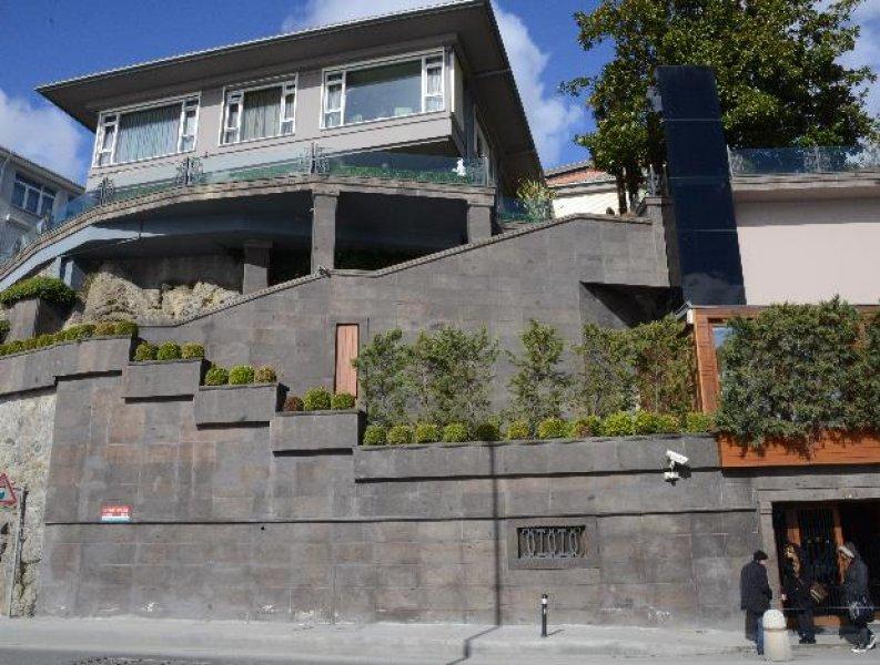 Feryal Gülman: Evimin duvarlarını öpüyorlar