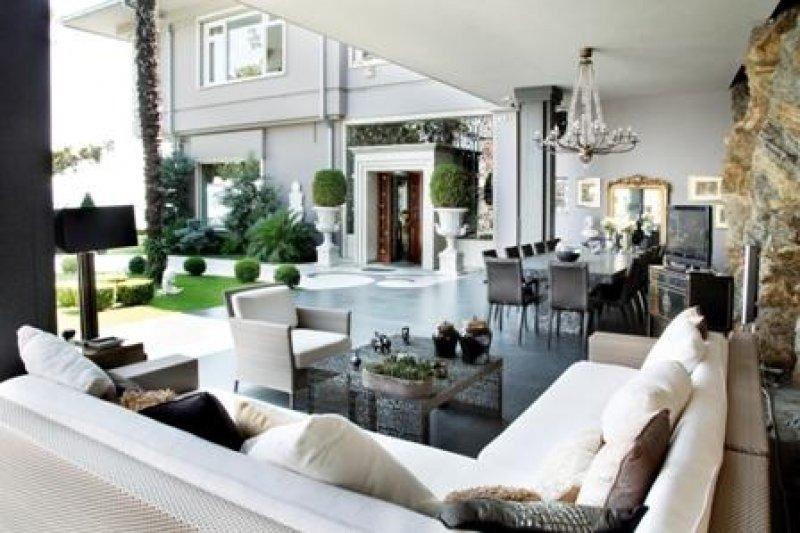 Feryal Gülman: Evimin duvarlarını öpüyorlar