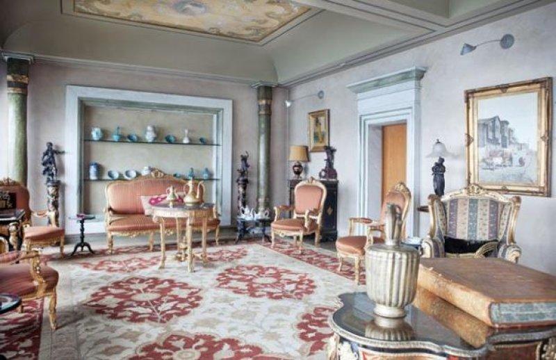 Feryal Gülman: Evimin duvarlarını öpüyorlar