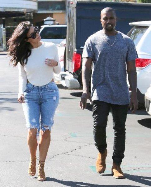 Kim Kardashian'ın abartılı sırt dekoltesi 