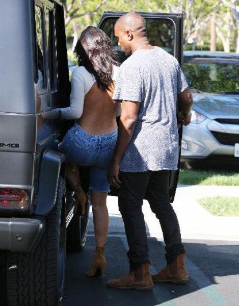 Kim Kardashian'ın abartılı sırt dekoltesi 