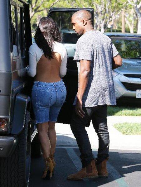 Kim Kardashian'ın abartılı sırt dekoltesi 