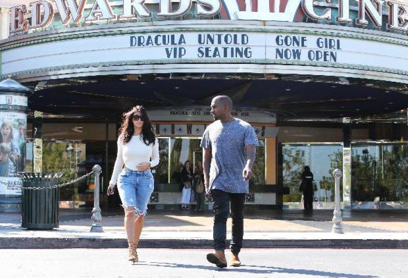 Kim Kardashian'ın abartılı sırt dekoltesi 