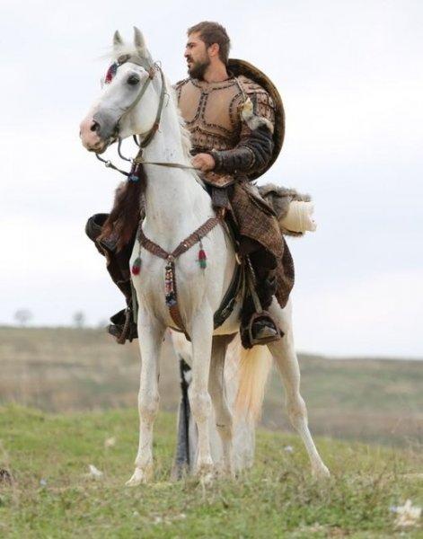 Engin Altan Düzyatan'ın yeni dizisi Direniş'ten ilk kareler 