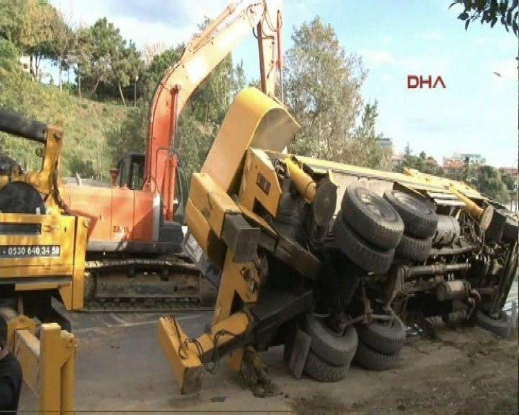 Boğaziçi Köprüsü'ne çıkan yolda vinç devrildi
