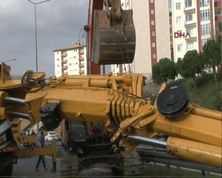 Boğaziçi Köprüsü'ne çıkan yolda vinç devrildi