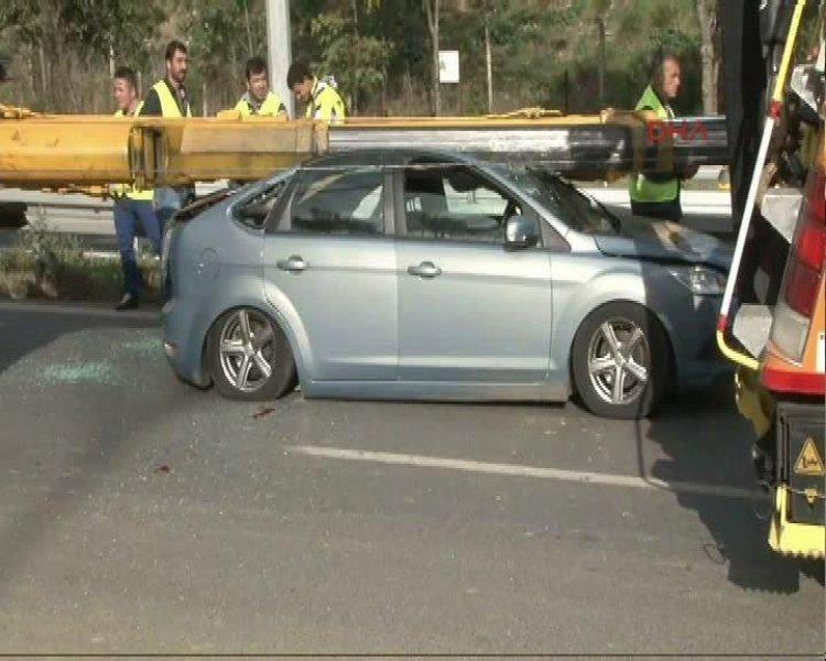 Boğaziçi Köprüsü'ne çıkan yolda vinç devrildi