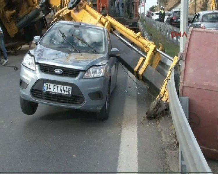 Boğaziçi Köprüsü'ne çıkan yolda vinç devrildi