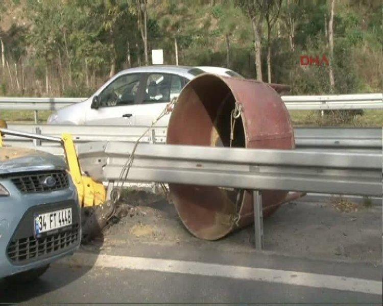 Boğaziçi Köprüsü'ne çıkan yolda vinç devrildi