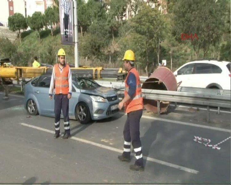 Boğaziçi Köprüsü'ne çıkan yolda vinç devrildi