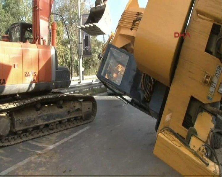 Boğaziçi Köprüsü'ne çıkan yolda vinç devrildi