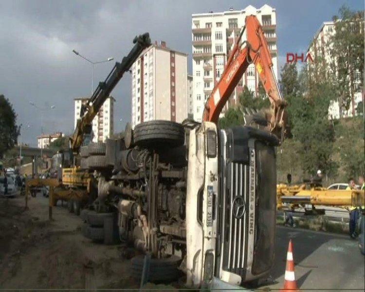 Boğaziçi Köprüsü'ne çıkan yolda vinç devrildi