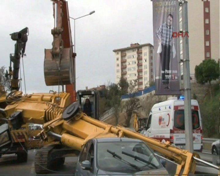 Boğaziçi Köprüsü'ne çıkan yolda vinç devrildi