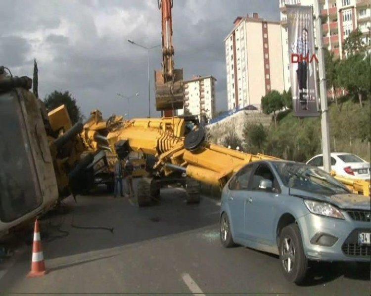 Boğaziçi Köprüsü'ne çıkan yolda vinç devrildi