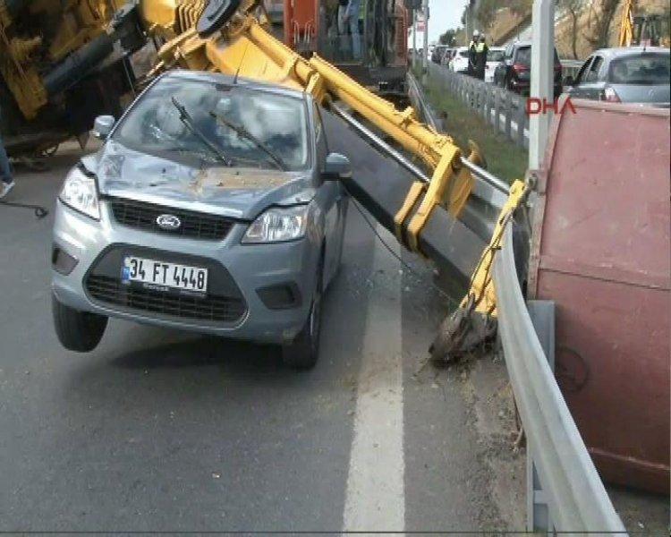 Boğaziçi Köprüsü'ne çıkan yolda vinç devrildi