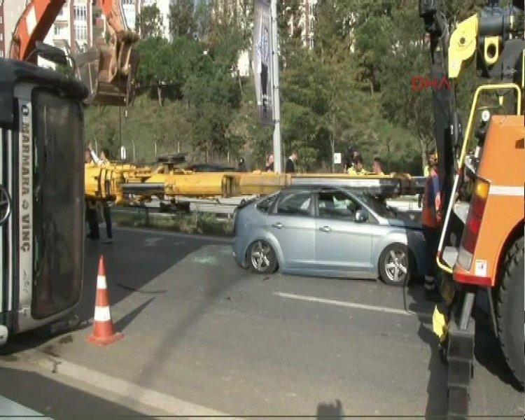 Boğaziçi Köprüsü'ne çıkan yolda vinç devrildi
