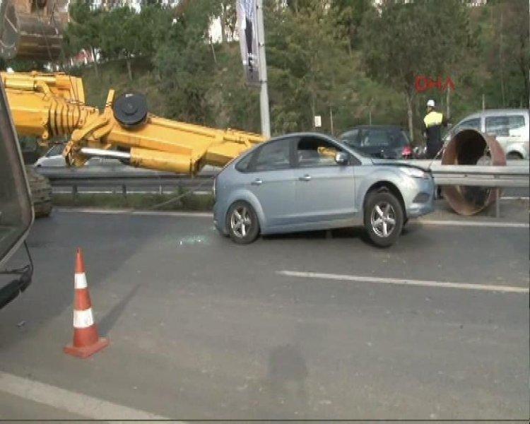 Boğaziçi Köprüsü'ne çıkan yolda vinç devrildi