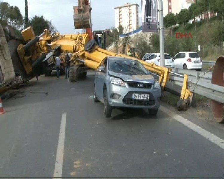 Boğaziçi Köprüsü'ne çıkan yolda vinç devrildi