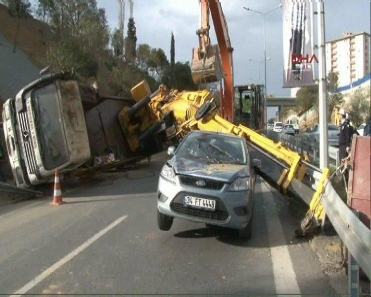 Boğaziçi Köprüsü'ne çıkan yolda vinç devrildi