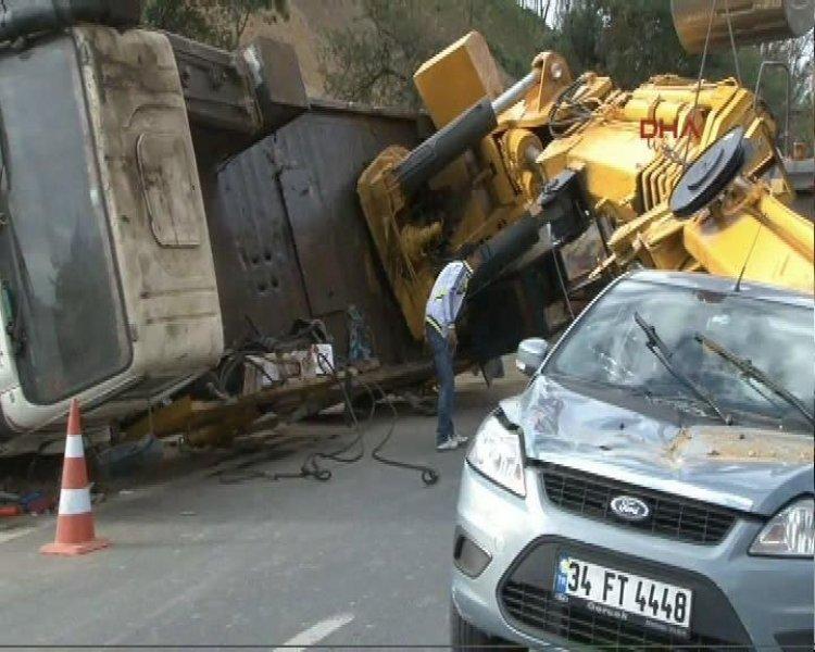 Boğaziçi Köprüsü'ne çıkan yolda vinç devrildi