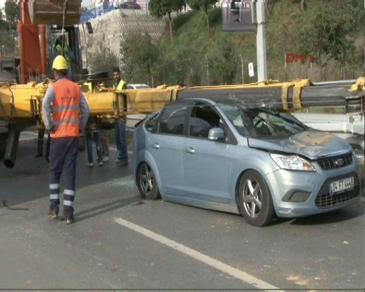 Boğaziçi Köprüsü'ne çıkan yolda vinç devrildi