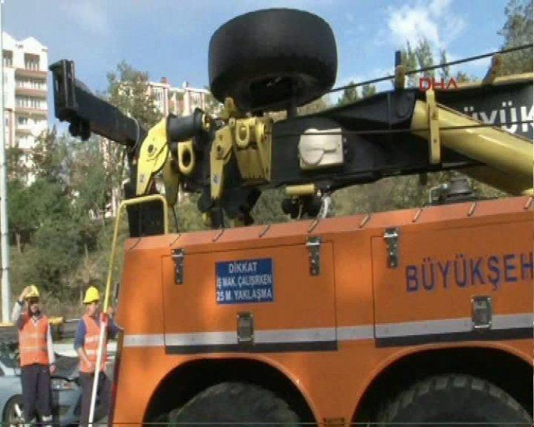 Boğaziçi Köprüsü'ne çıkan yolda vinç devrildi