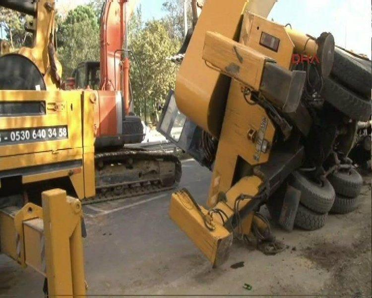Boğaziçi Köprüsü'ne çıkan yolda vinç devrildi