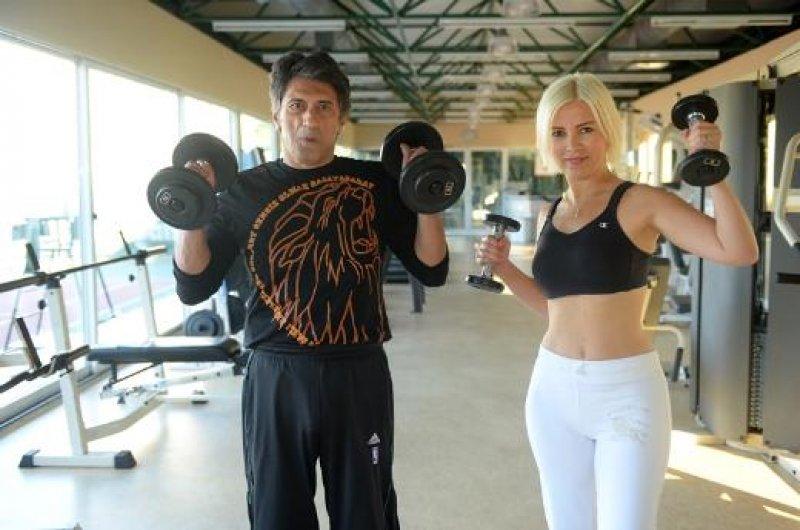 Ömür Gedik'ten iddialı tayt 