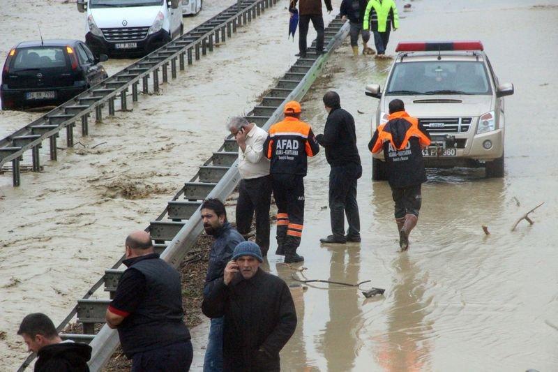 Kocaeli-Sakarya karayolu sel nedeniyle ulaşıma kapandı
