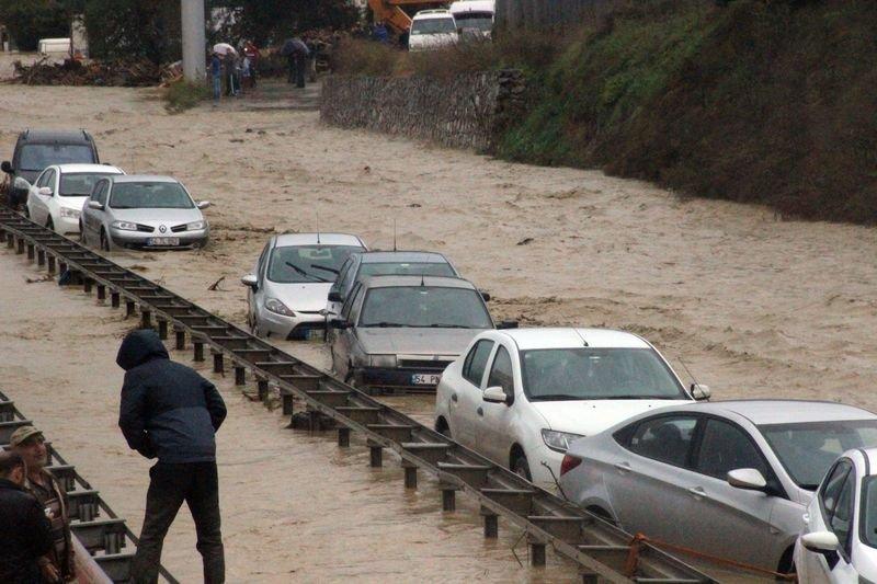 Kocaeli-Sakarya karayolu sel nedeniyle ulaşıma kapandı