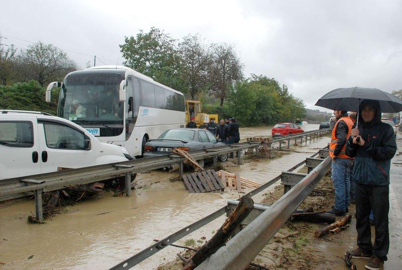 Kocaeli-Sakarya karayolu sel nedeniyle ulaşıma kapandı