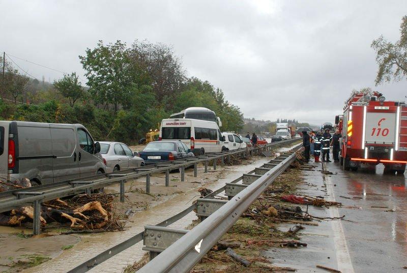 Kocaeli-Sakarya karayolu sel nedeniyle ulaşıma kapandı