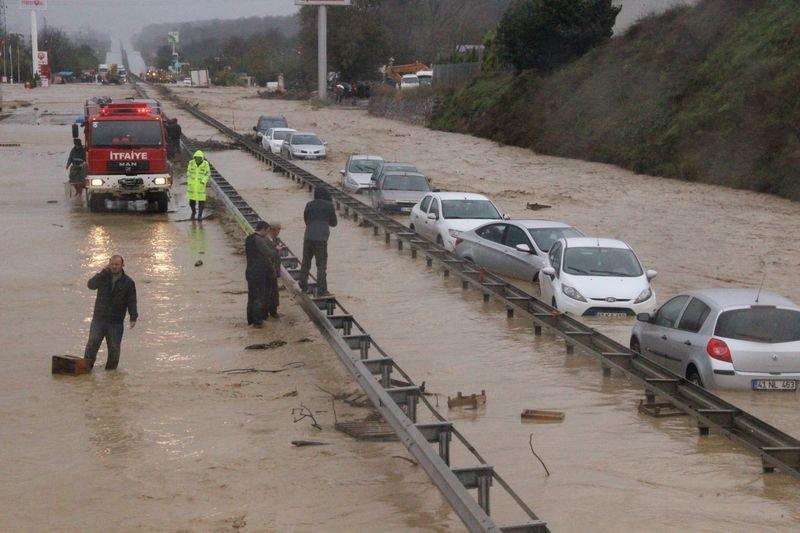 Kocaeli-Sakarya karayolu sel nedeniyle ulaşıma kapandı