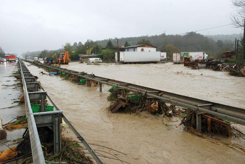 Kocaeli-Sakarya karayolu sel nedeniyle ulaşıma kapandı