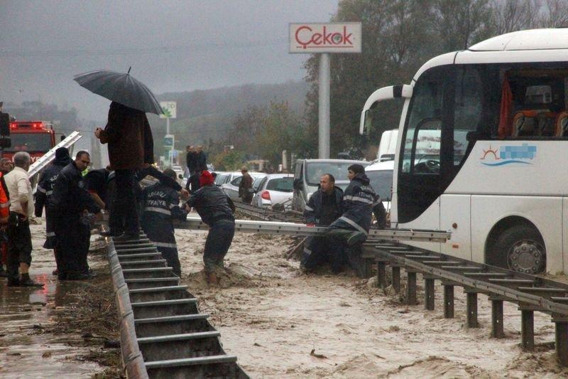 Kocaeli-Sakarya karayolu sel nedeniyle ulaşıma kapandı