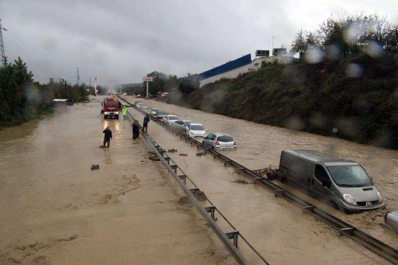 Kocaeli-Sakarya karayolu sel nedeniyle ulaşıma kapandı