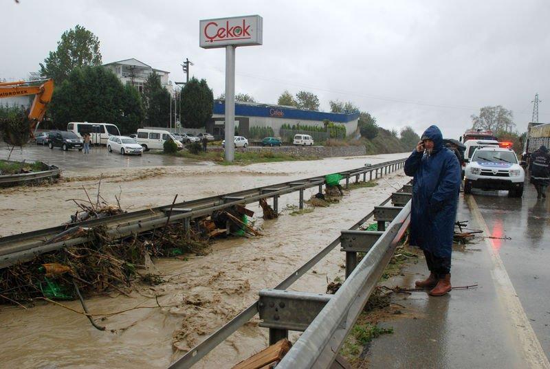 Kocaeli-Sakarya karayolu sel nedeniyle ulaşıma kapandı