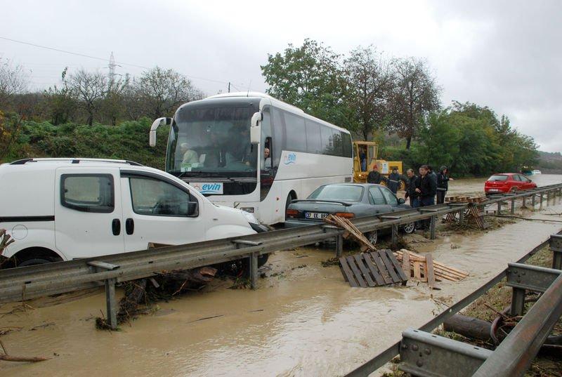 Kocaeli-Sakarya karayolu sel nedeniyle ulaşıma kapandı