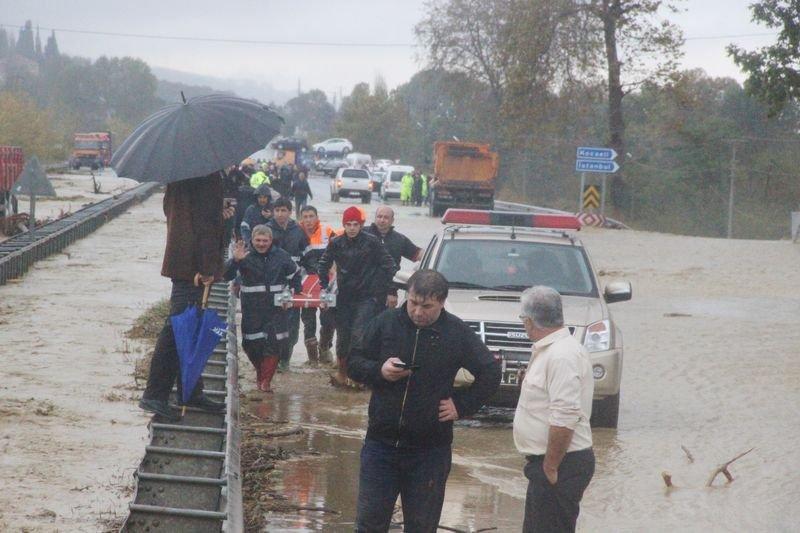 Kocaeli-Sakarya karayolu sel nedeniyle ulaşıma kapandı