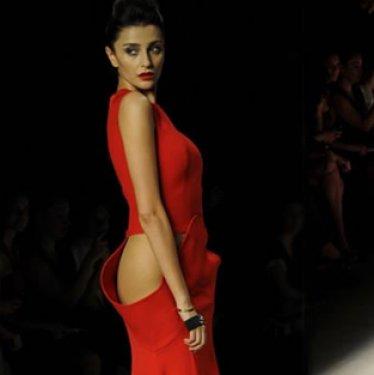 Hacı Sabancı'dan Özge Ulusoy'a Venedik sürprizi