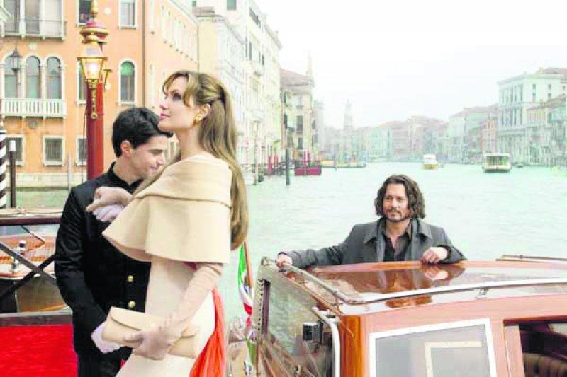 Hacı Sabancı'dan Özge Ulusoy'a Venedik sürprizi