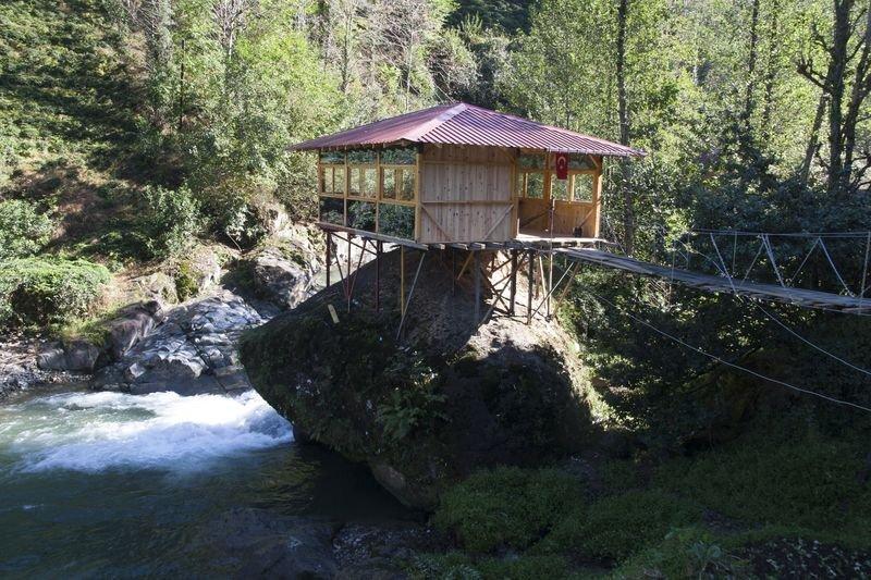 Rize'de kayanın üzerine kulübe yaptılar