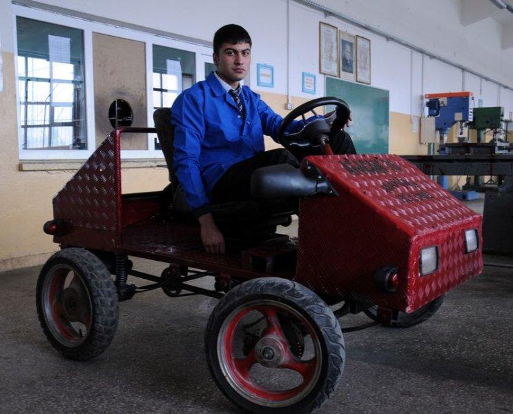 Iğdır'da iki lise öğrencisi tek kişilik otomobil yaptı