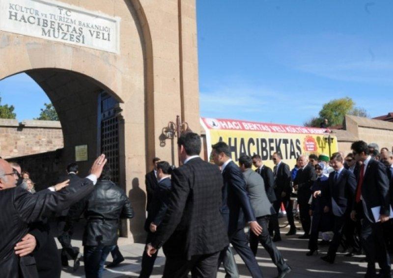 Başbakan Hacı Bektaş-ı Veli Türbesi’ni ziyaret etti - Resim 1