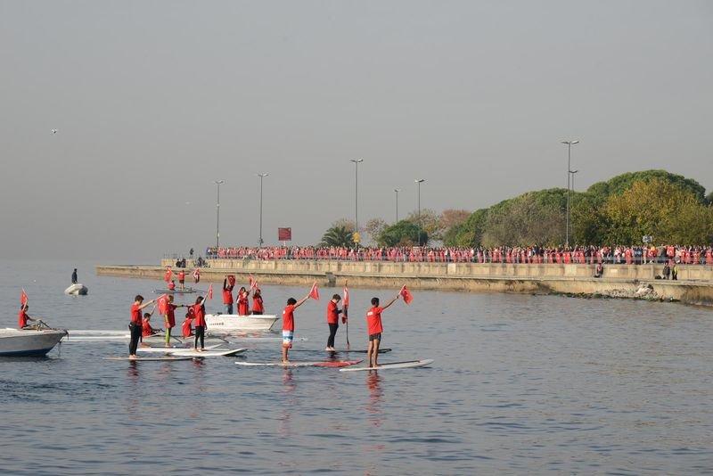 Kadıköy'de Ata'ya saygı zinciri