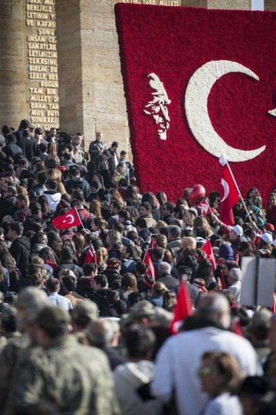 On binler Anıtkabir'e akın etti