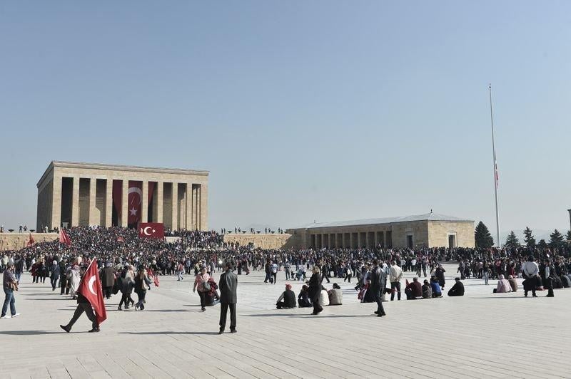 On binler Anıtkabir'e akın etti